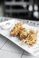Plat de démarrage de rouleaux de printemps de crevettes de nouilles de riz frit asiatiques à singapour photo