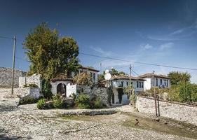 Rue pavée de la vieille ville de Berat en Albanie photo