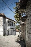 Rue pavée de la vieille ville de Berat en Albanie photo