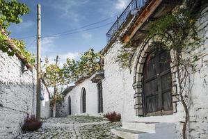 Rue pavée de la vieille ville de Berat en Albanie photo