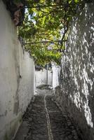 Rue pavée de la vieille ville de Berat en Albanie photo