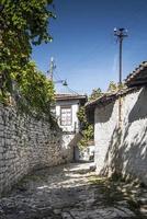 Rue pavée de la vieille ville de Berat en Albanie photo