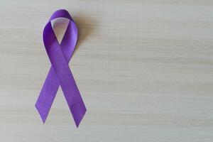 international surdosage conscience journée. le violet ruban sur le en bois Contexte photo