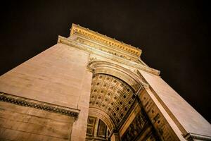 le arc de triomphe à nuit photo