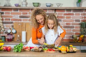 mère et filles cuisine ensemble dans le cuisine. en bonne santé nourriture concept. portrait de content famille avec Frais smoothies. photo