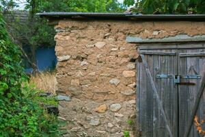 le porte à le maison est décoré avec une modèle de métal. vieux abandonné maison dans le village vieux le fer porte dans le Cour de une pays maison. vert métal portail. photo