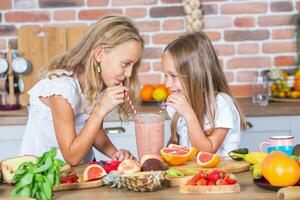 deux peu les filles dans le cuisine avec Frais des légumes. en bonne santé nourriture concept.. content sœurs photo