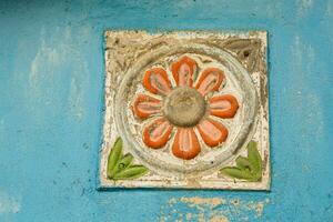 le porte à le maison est décoré avec une modèle de métal. vieux abandonné maison dans le village vieux le fer porte dans le Cour de une pays maison. vert métal portail. photo