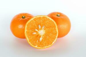 fermer, moitié Orange et deux des oranges. blanc Contexte photo