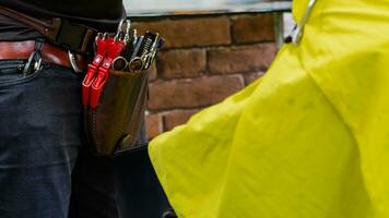 outil la Coupe de cheveux pour professionnel homme coiffeur a, ciseaux, peigne, cheveux agrafe à un service la Coupe de cheveux à une client photo