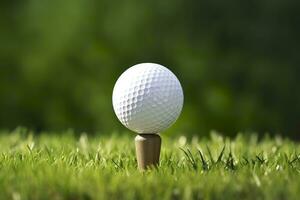 blanc le golf Balle sur en bois tee avec herbe. génératif ai photo