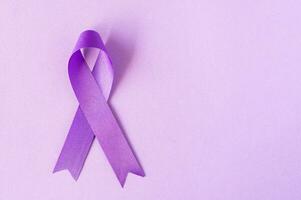 international surdosage conscience journée. le violet ruban sur le violet Contexte photo