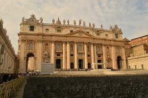 catholique bâtiment dans st. peters carré avec étourdissant statues photo