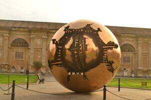 Stupéfiant statue dans Vatican ville de une sphère dans une sphère photo