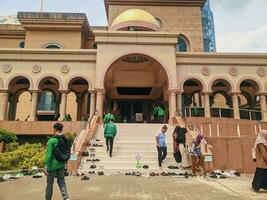 samarinda kalimantan Timour, Indonésie 17 octobre 2023. nombreuses gens étaient visite le le plus grand mosquée dans le ville de samarinda, à savoir le islamique centre photo