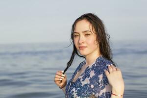 magnifique Jeune fille dans le mer.femme des stands dans le l'eau photo