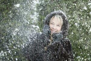 femme dans une fourrure capuche couvert avec neige photo
