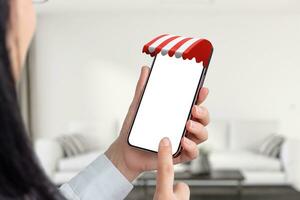 femme utilisation intelligent téléphone avec rouge blanc store sur téléphone afficher concept. isolé écran pour maquette, app ou la toile page présentation photo