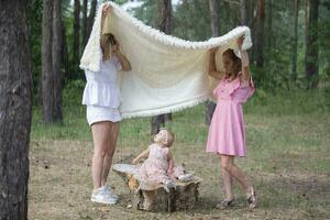 deux femmes sont cache une enfant dans le forêt dans le pluie. photo