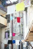 coloré lin sèche sur cordes à linge dans le vieux touristique trimestre. photo