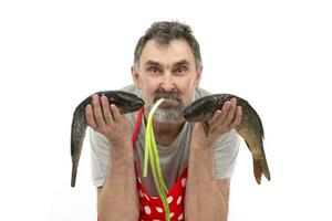 marrant barbu poissonnier dans rouge tablier en portant gros eau fraiche poisson et à la recherche à caméra sur blanc Contexte photo