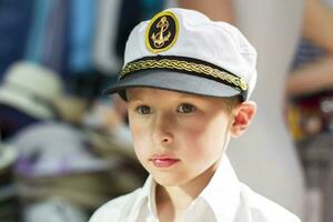 peu garçon dans une marin chapeau photo