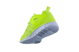 baskets brillant vert. sport des chaussures sur blanc Contexte photo