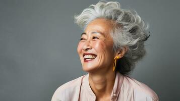 content et souriant attrayant beauté asiatique Sénior femme, isolé sur plaine Contexte studio portrait, ai généré photo