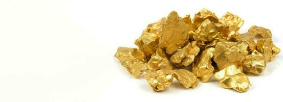 pile de or minerai pépites bannière. produire ai photo