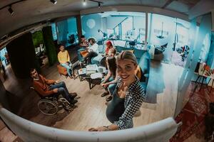 diverse groupe de gens dans le Bureau photo