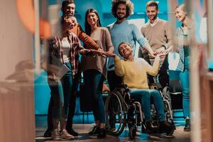 diverse groupe de gens dans le Bureau photo