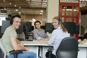 groupe de gens dans le Bureau photo