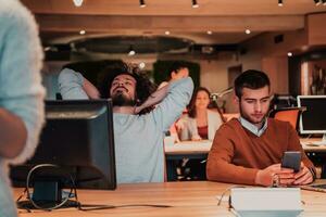 diverse groupe de gens dans le Bureau photo