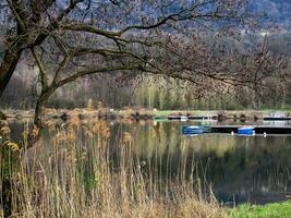 sérénité à Lac Saint Hélène, savoyarde, France photo