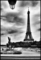 éthéré drame contraste dans monochrome Eiffel la tour, Paris photo
