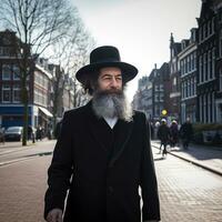 une hassidique Juif dans Amsterdam génératif ai photo