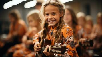 peu fille en jouant guitare et en chantant dans la musique école classe avec sa amis. photo