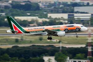 alitalia passager avion à aéroport. programme vol Voyage. aviation et avion. air transport. global international transport. mouche et en volant. photo