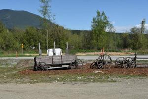 deux vieux wagons de ferme photo