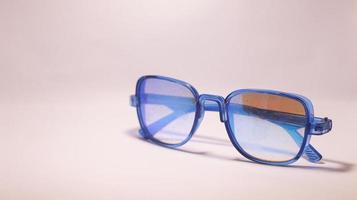 lunettes de soleil de couleur bleue. photo