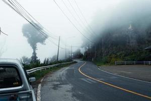 route de montagne en jour de pluie et de brouillard photo