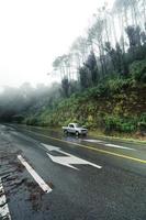 route de montagne en jour de pluie et de brouillard photo