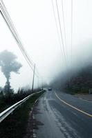route de montagne en jour de pluie et de brouillard photo