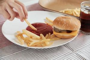 manger des fast-foods sur le plat blanc. photo