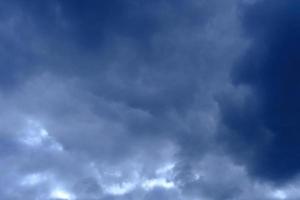 ciel bleu profond dramatique avec des nuages duveteux photo