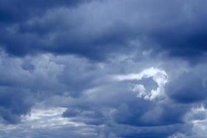 ciel bleu profond dramatique avec des nuages duveteux photo