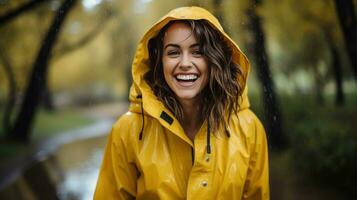 femme dans Jaune imperméable avec parapluie dans le pluie photo