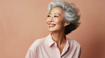 content et souriant attrayant beauté asiatique Sénior femme, isolé sur plaine Contexte studio portrait, ai généré photo