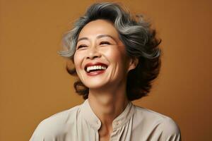 content et souriant attrayant beauté asiatique Sénior femme, isolé sur plaine Contexte studio portrait, ai généré photo