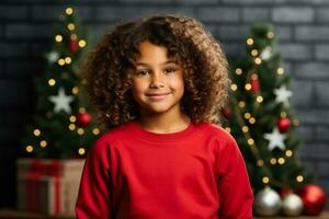 content fille enfant portant rouge moquer en haut équipage cou sweat-shirt Noël chandail maquette avec Noël décorations Contexte photo